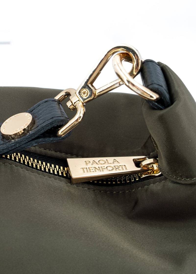 Paola T. Borsa a sacca in nylon con dettagli oro Ultimi due giorni