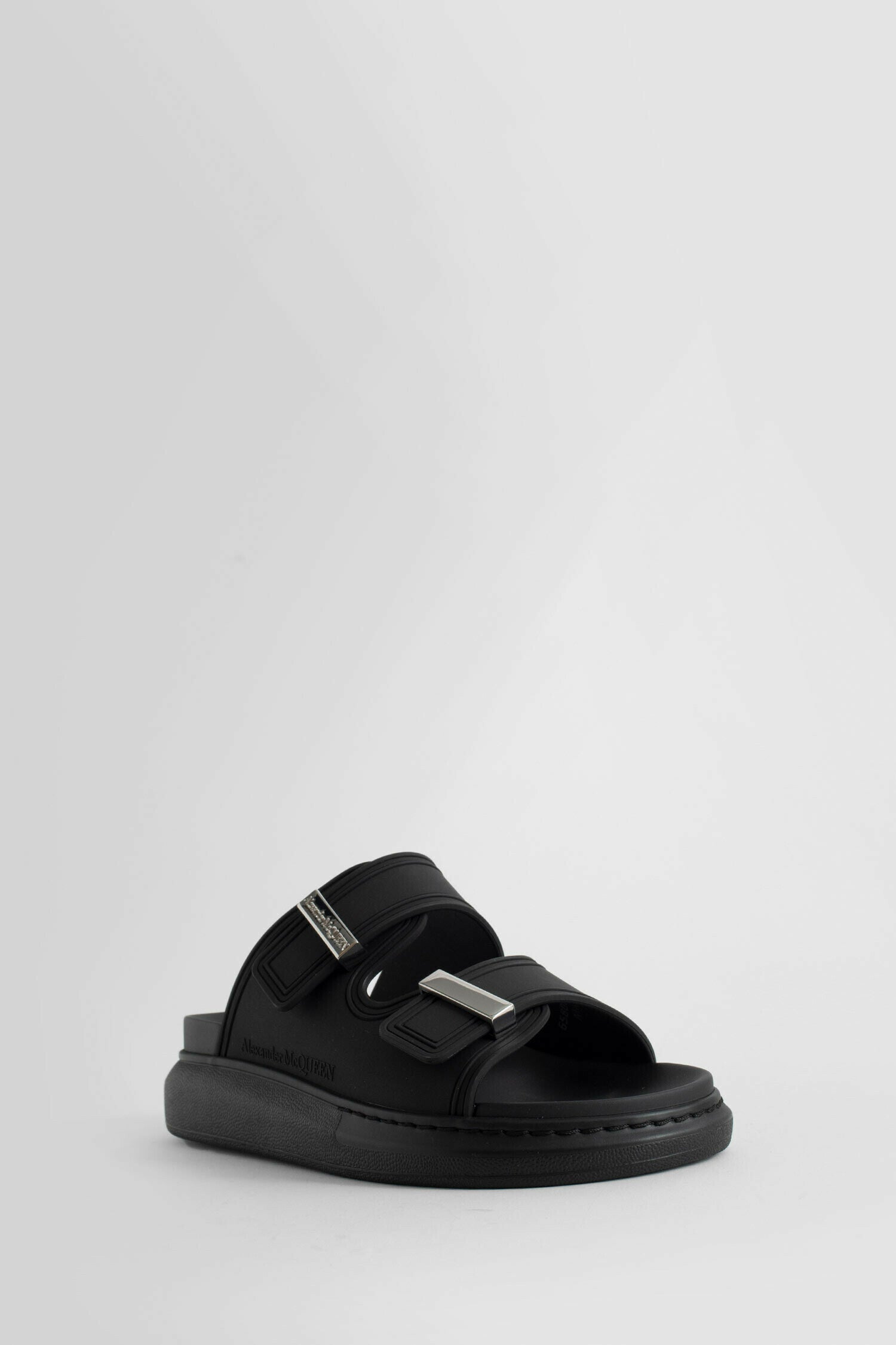 Antonioli ALEXANDER MCQUEEN WOMAN BLACK SANDALS & SLIDES Prezzo Ridotto