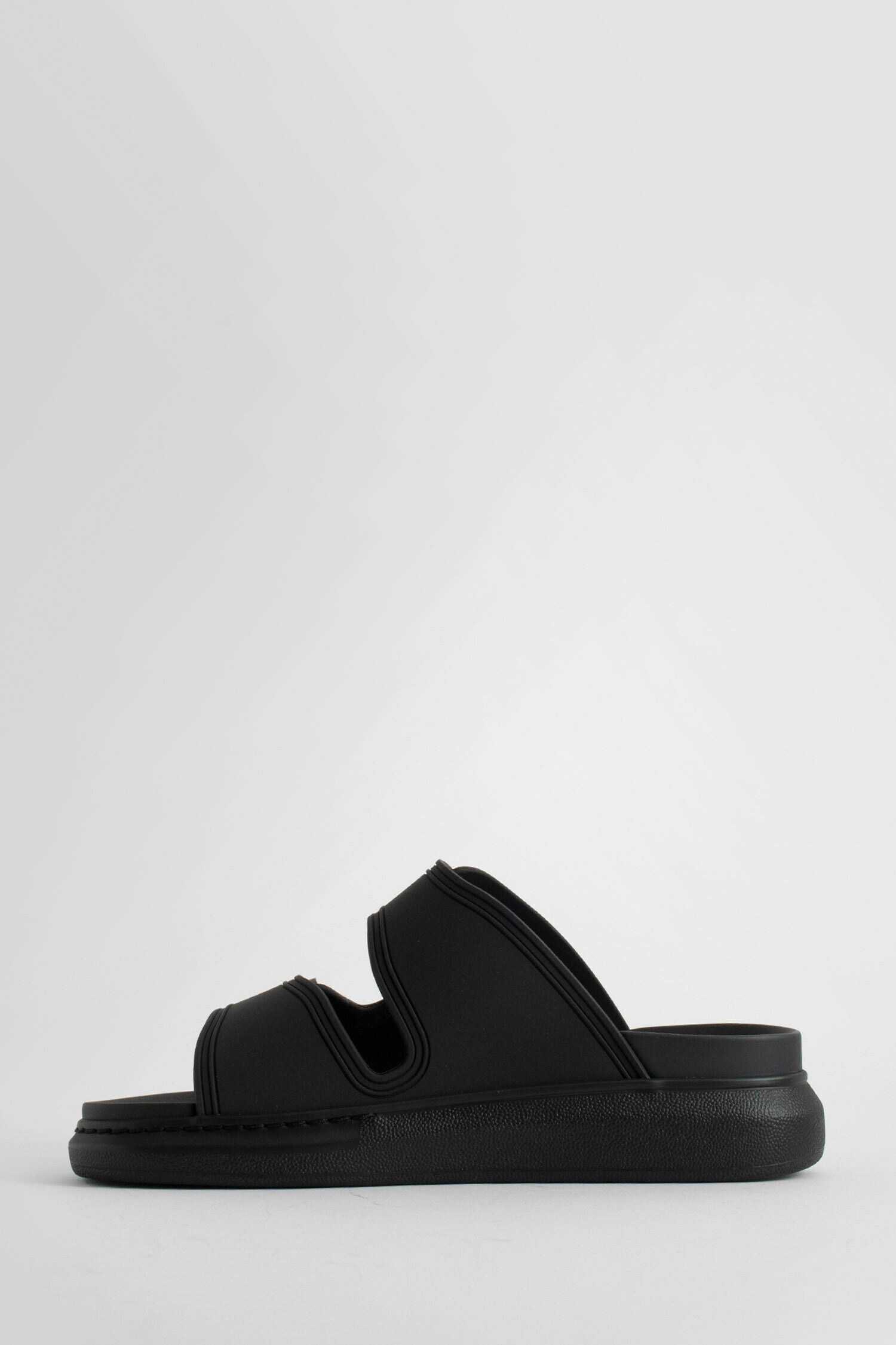 Antonioli ALEXANDER MCQUEEN WOMAN BLACK SANDALS & SLIDES Prezzo Ridotto