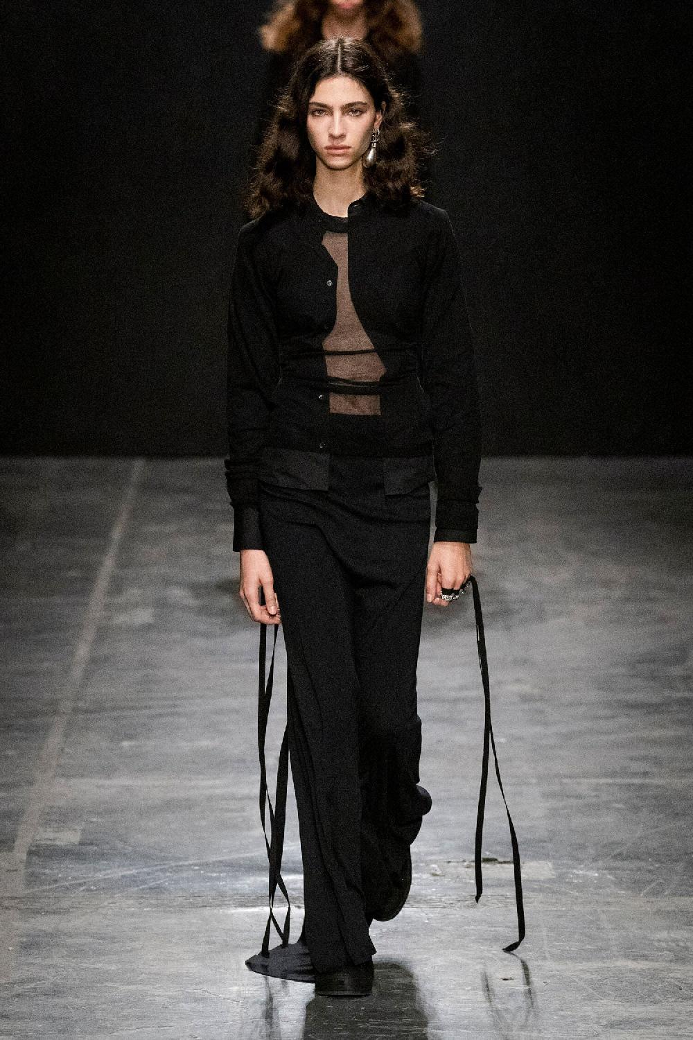 Antonioli ANN DEMEULEMEESTER WOMAN BLACK T-SHIRTS & TANK TOPS Offerta esclusiva