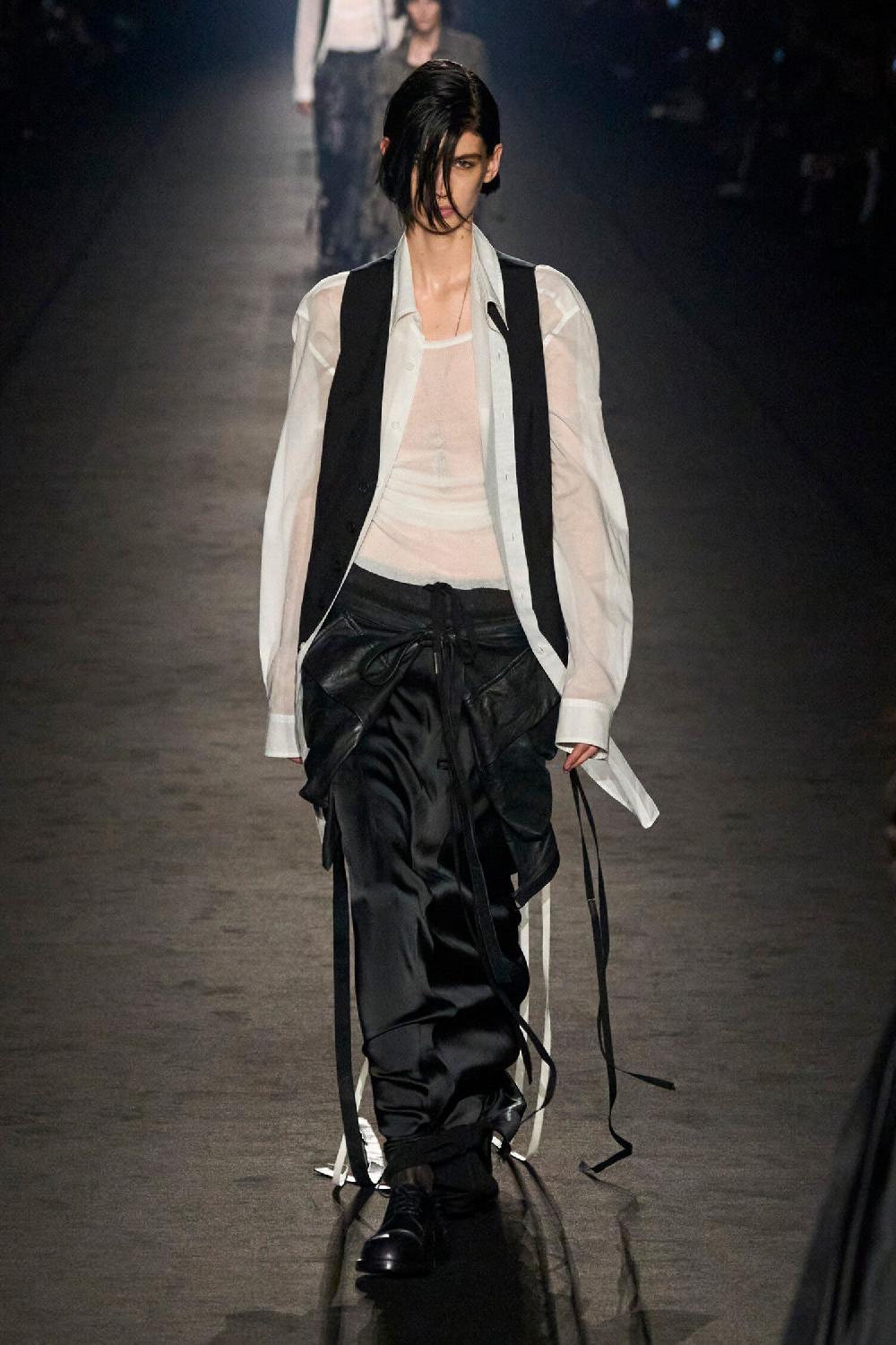 Antonioli ANN DEMEULEMEESTER WOMAN BLACK VESTS Comprane uno, ottenene uno gratis