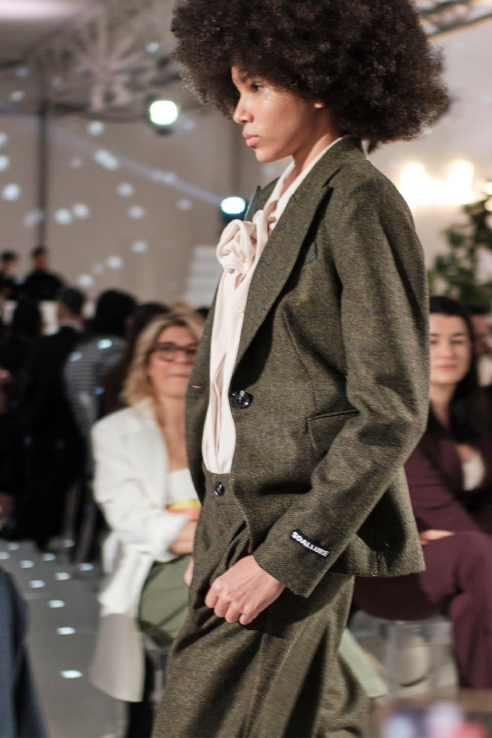 Soallure CAMICIA IN GEORGETTE CON DETTAGLIO ROSA Consegna Veloce