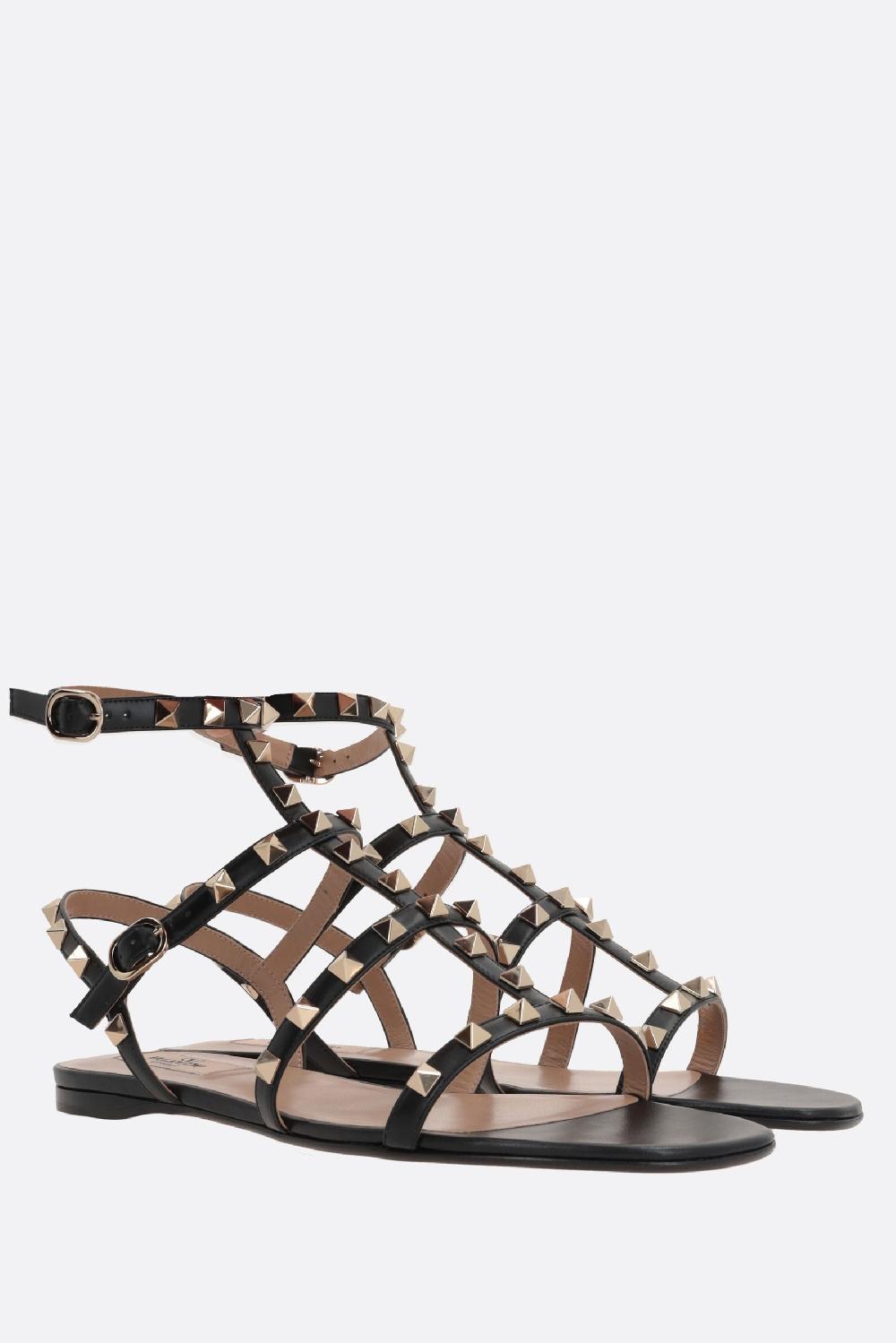 VALENTINO GARAVANI sandalo flat Rockstud in pelle liscia In Saldo