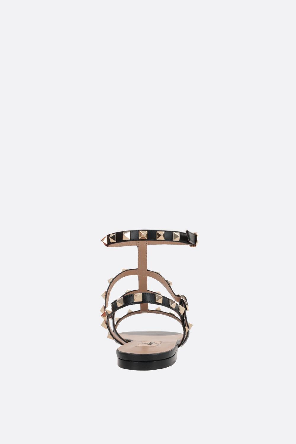 VALENTINO GARAVANI sandalo flat Rockstud in pelle liscia In Saldo