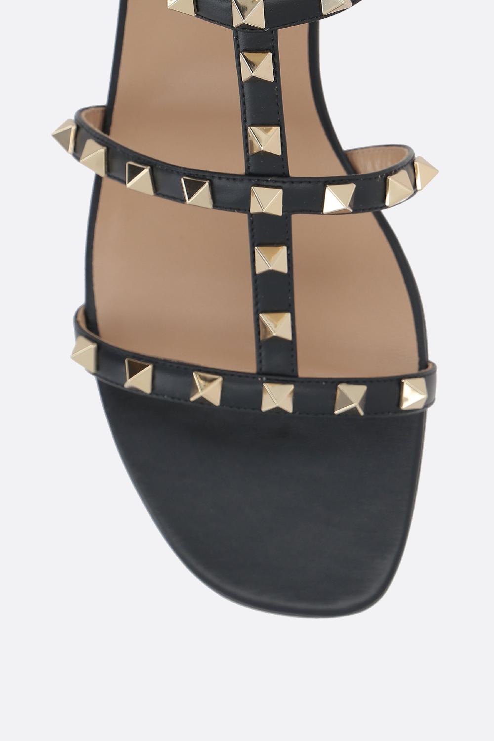 VALENTINO GARAVANI sandalo flat Rockstud in pelle liscia In Saldo