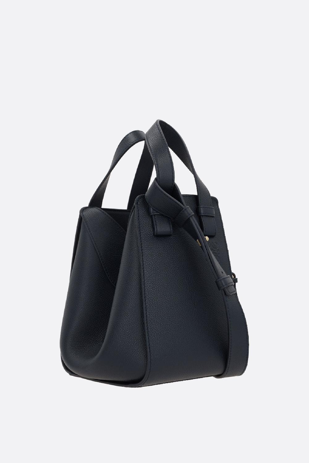 LOEWE borsa compatta Hammock in pelle martellata 2025