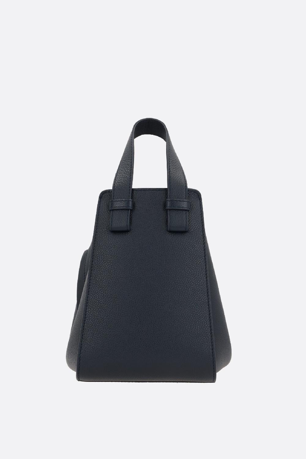 LOEWE borsa compatta Hammock in pelle martellata 2025