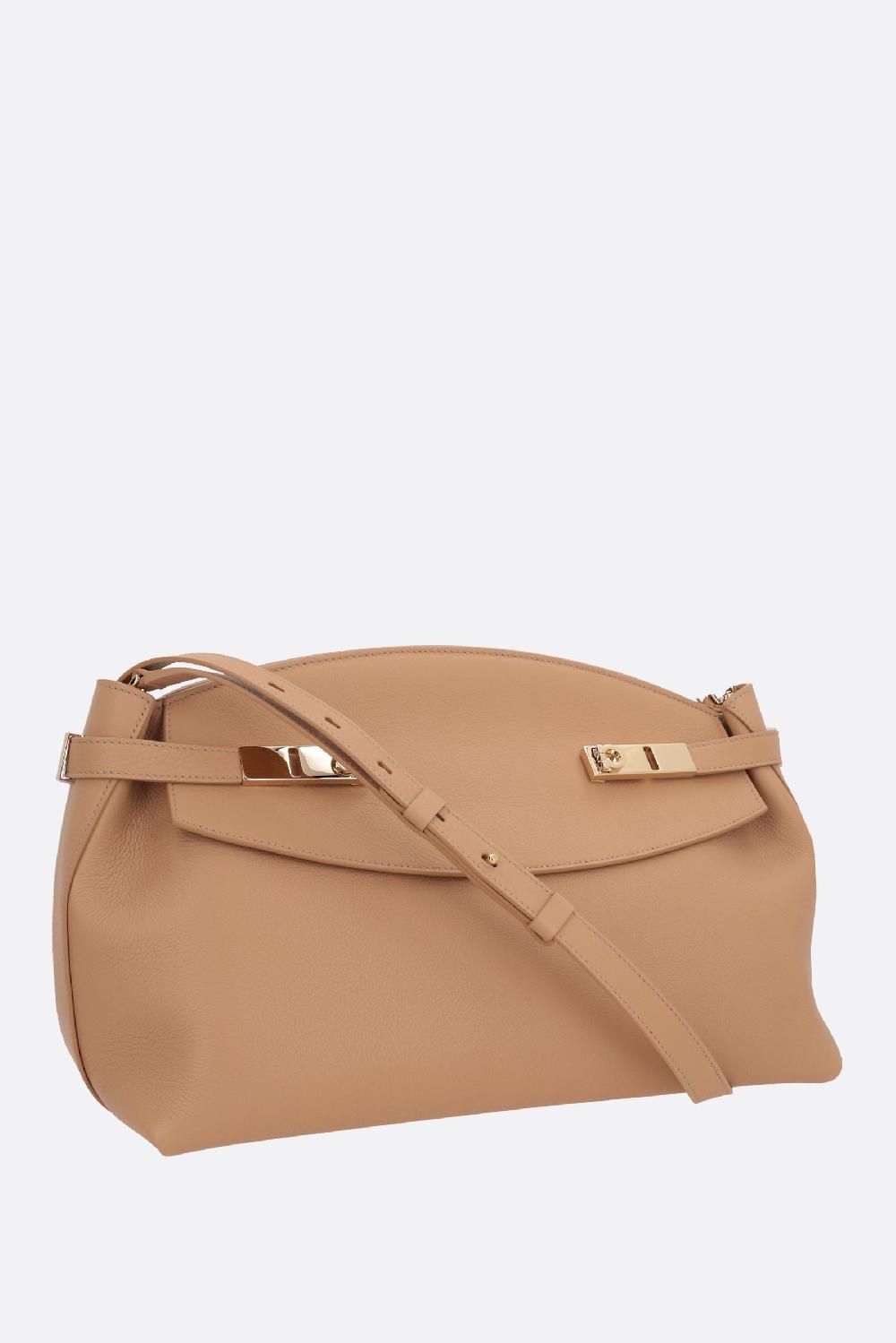 FERRAGAMO borsa a spalla Hug in pelle martellata 2025