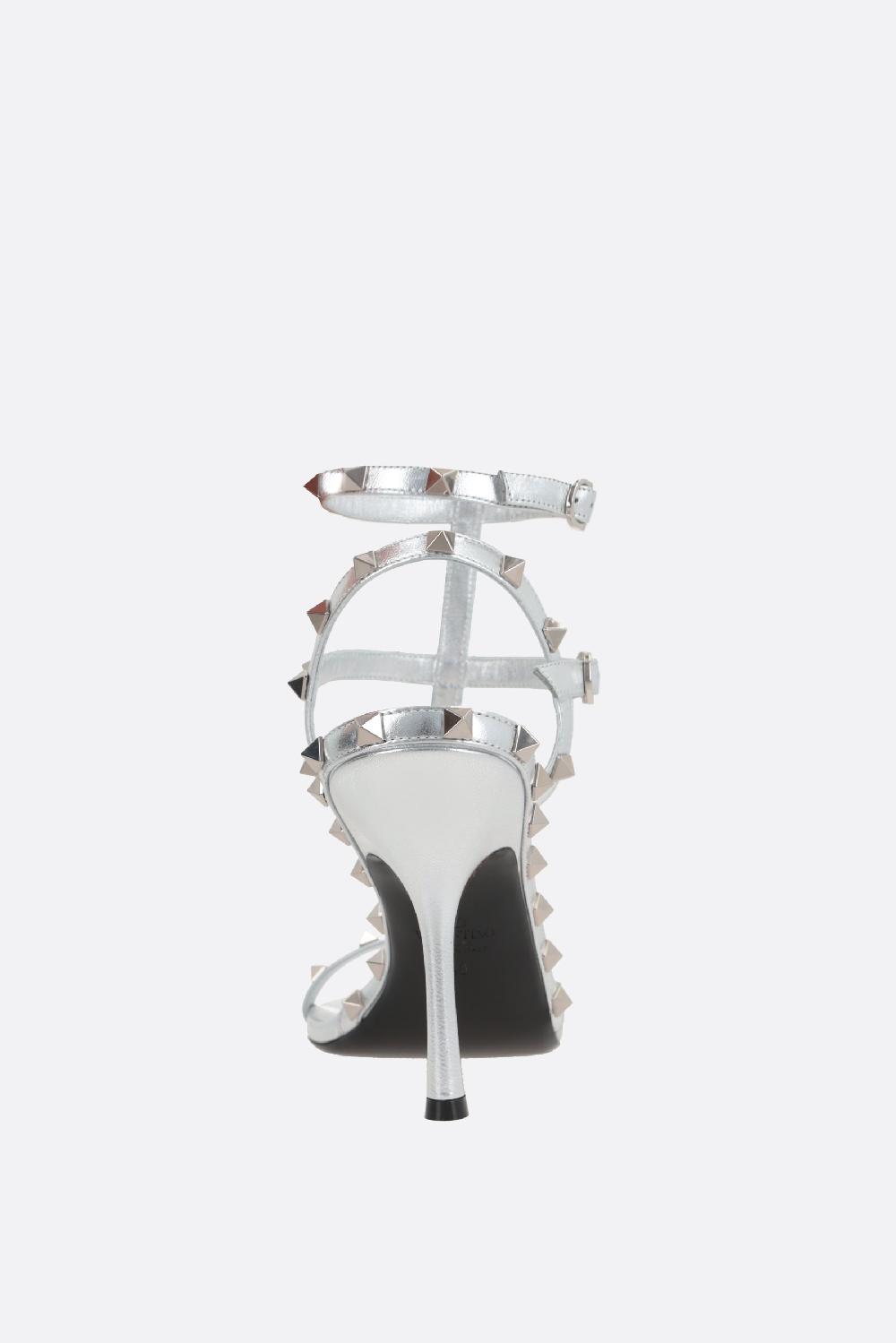 VALENTINO GARAVANI sandalo Rockstud in nappa laminata Convenienza
