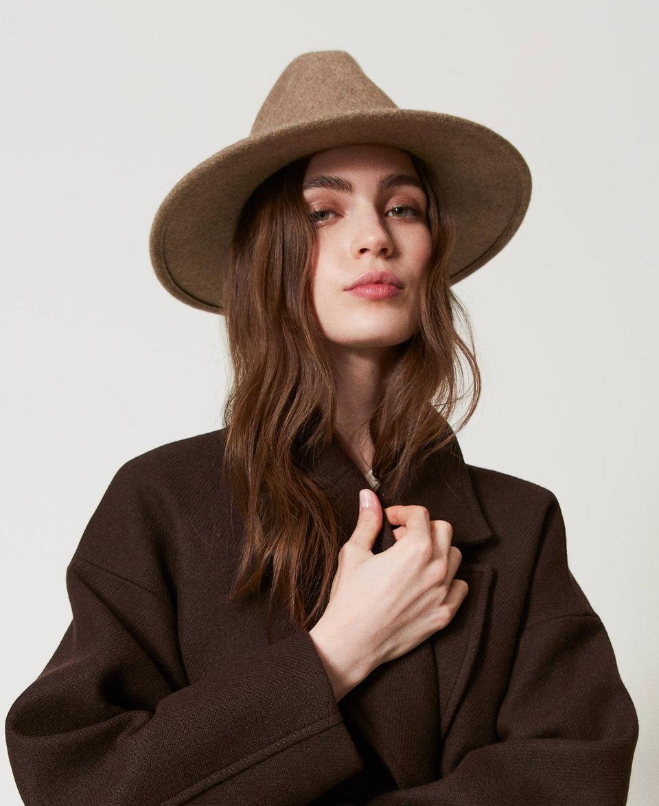 Twin Set Cappello in panno con Oval T Economico