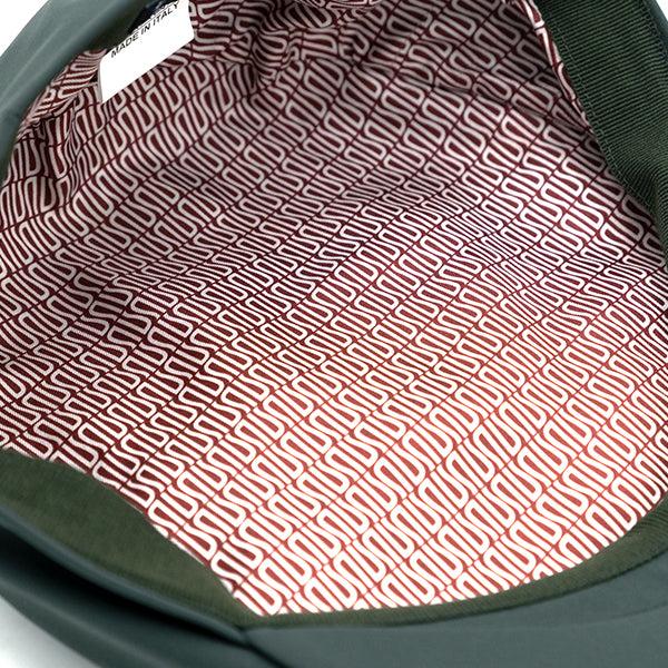 Ulturale Coppola in tessuto impermeabile verde e fodera interna di seta con pattern Ulturale burgundy - Ulturale In Vendita